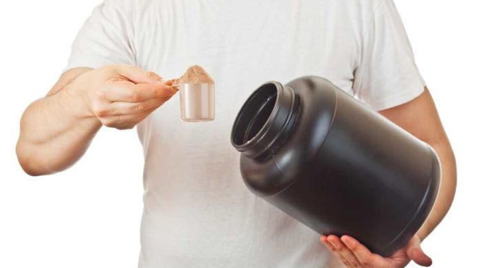 hombre-con-suplemento-proteico